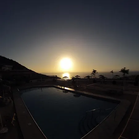 Апартаменти 3 Bedrooms Heated Pool