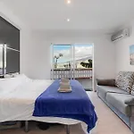 Апартаменти 3 Bedrooms Heated Pool Адехе