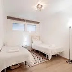 Апартаменти 3 Bedrooms Heated Pool