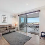 Апартаменти 3 Bedrooms Heated Pool