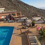 3 Bedrooms Heated Pool Апартаменти