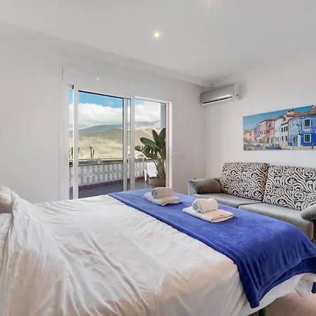 아파트 3 Bedrooms Heated Pool 아데제