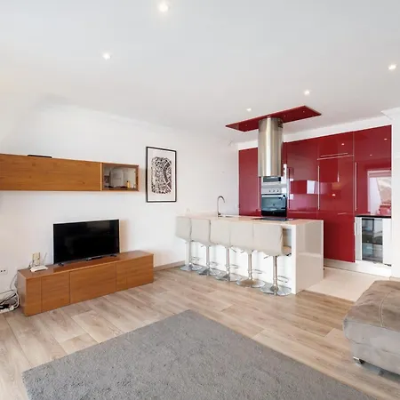 3 Bedrooms Heated Pool 아파트 아데제