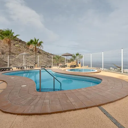 아파트 3 Bedrooms Heated Pool 아데제