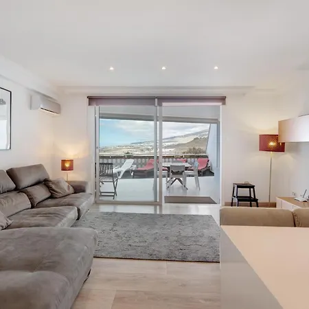 3 Bedrooms Heated Pool アパート アデヘ